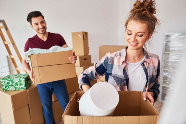 couple-packing-their-stuff-into-boxes-during-move-QFFRQLQ-600x401