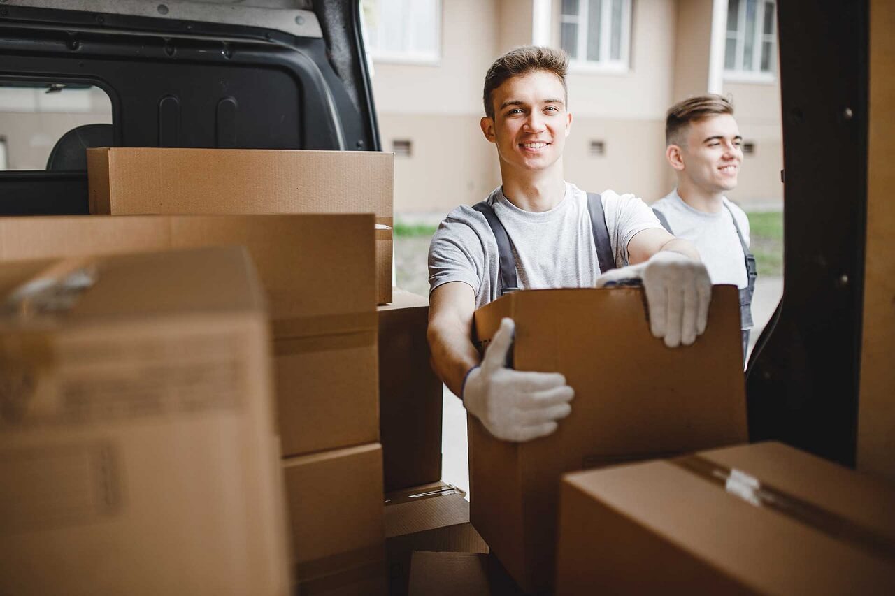 storage-experts-handling-your-goods