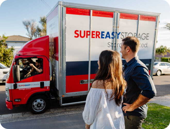 Super Easy Storage truck arriving at a customer's home